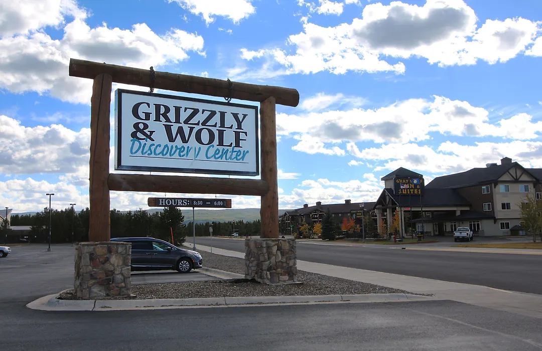 Gray Wolf Inn & Suites-1