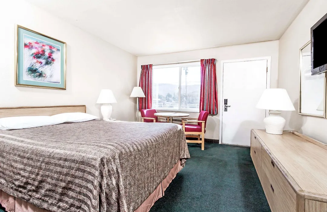 Travelodge By Wyndham La Grande-1