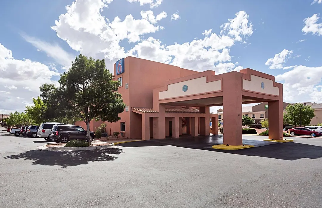 Motel 6-Page, Az-1