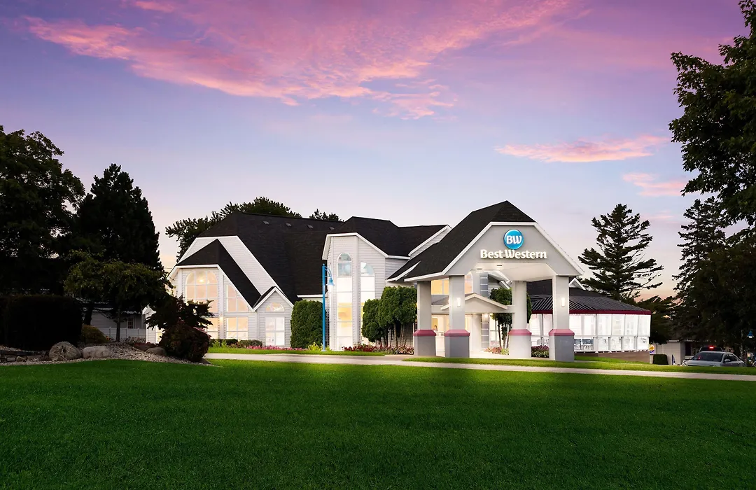 Best Western Harbour Pointe Lakefront-1