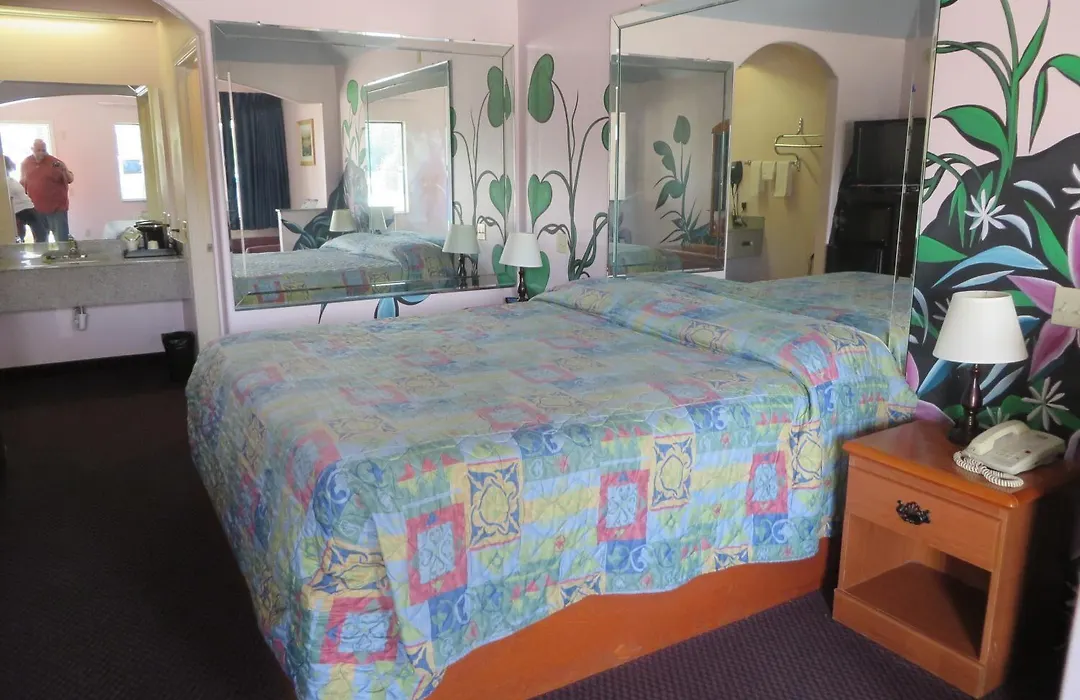 Travelers Inn And Suites Liberty-1