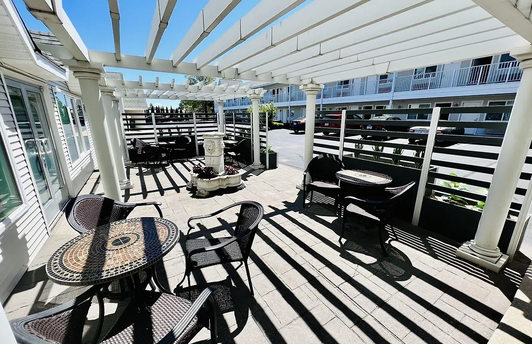 Court Plaza Inn & Suites Of Mackinaw-1