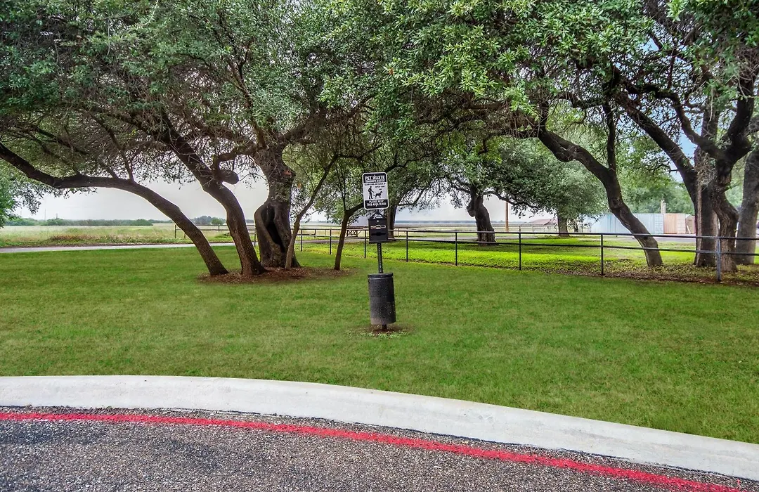 Hampton Inn Uvalde-1