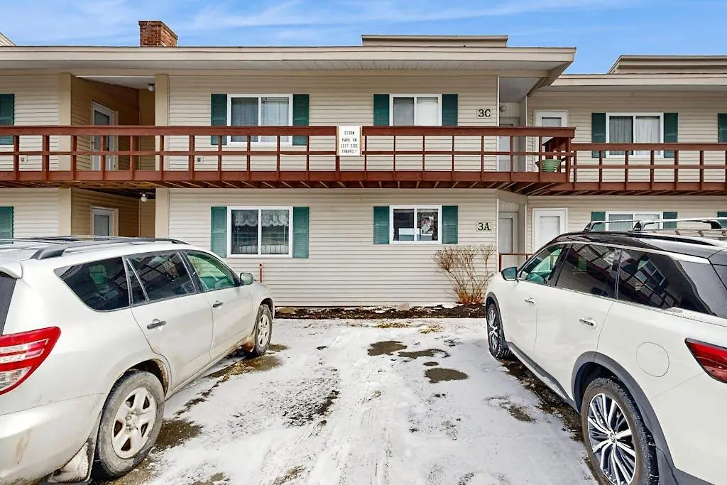 Lakefront Condo On The Golf Course With Sweeping Views And Beach Access-1