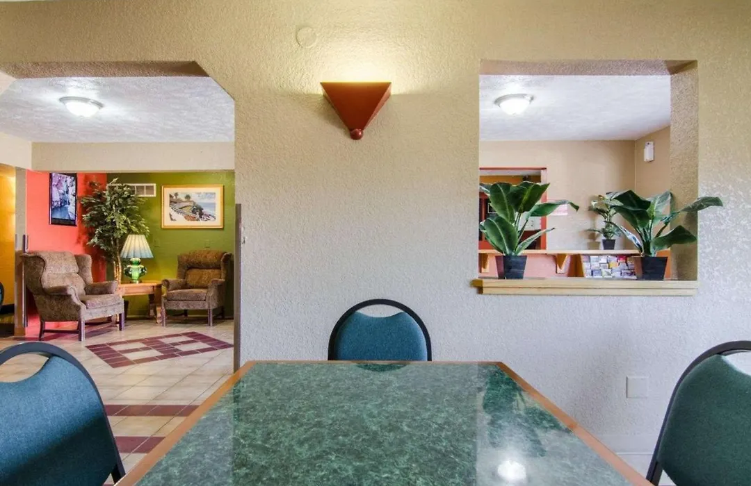Econo Lodge Ottawa-1