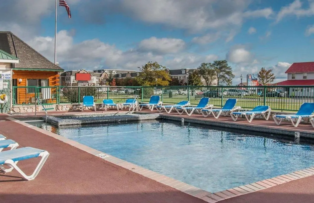 Econo Lodge Bayview-1