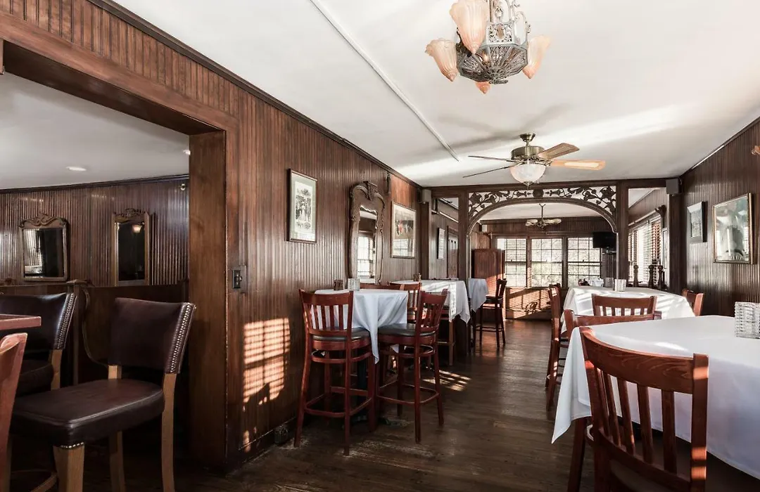 The Huntting Inn-1