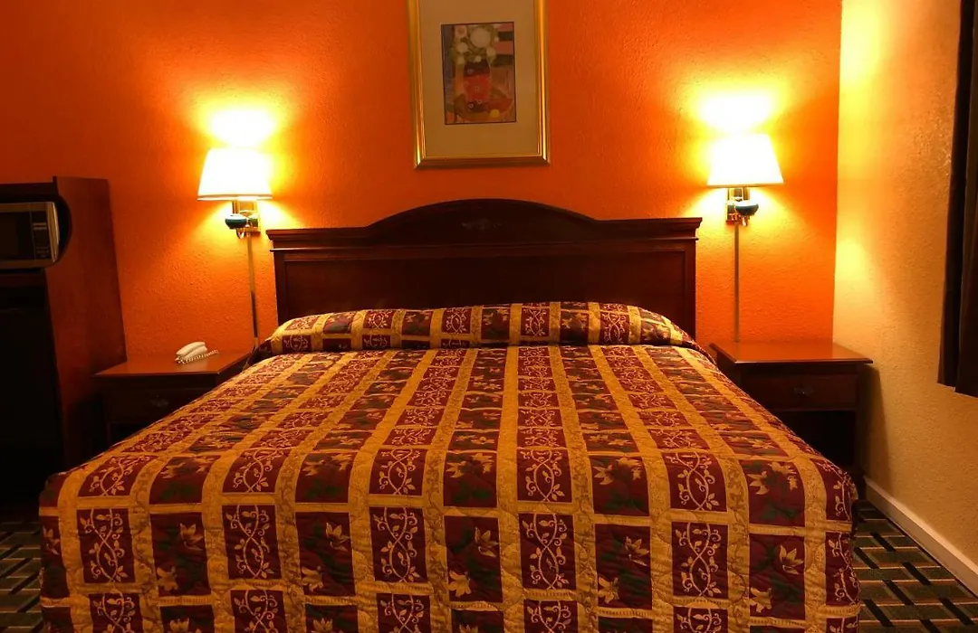 Deluxe Inn-1