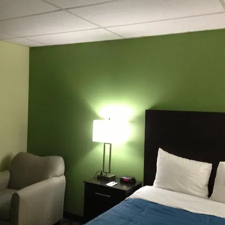 Travelodge By Wyndham Cleveland Lakewood-2
