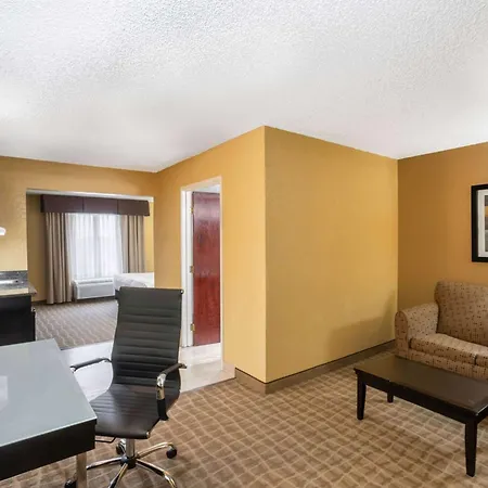 La Quinta By Wyndham Hot Springs-3