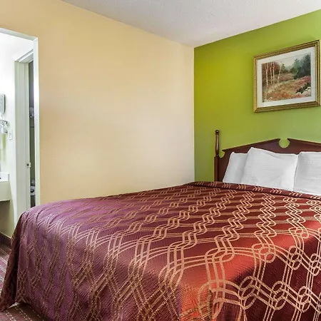 Econo Lodge Cleveland-3