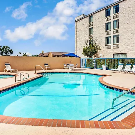 Days Inn & Suites By Wyndham Fullerton-3