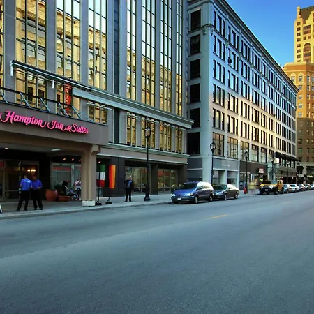 Hampton Inn & Suites Milwaukee Downtown-2