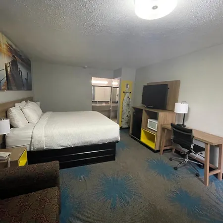 Days Inn By Wyndham Savannah-3