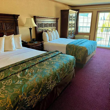 Hamilton Inn Select Beachfront Mackinaw City-3