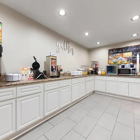 Super 8 By Wyndham New Orleans-3