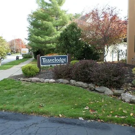 Travelodge By Wyndham Cleveland Lakewood-3