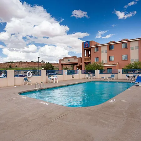 Motel 6-Page, Az-2