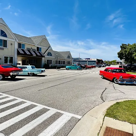 Court Plaza Inn & Suites Of Mackinaw-3