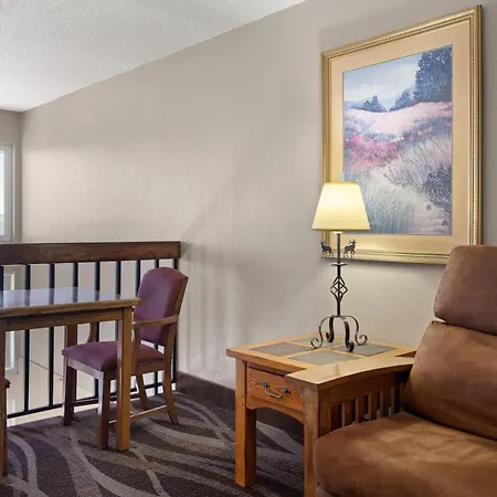 Super 8 By Wyndham Lewistown-3