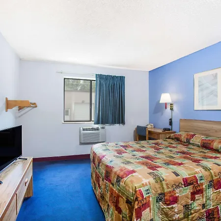 Super 8 By Wyndham Hot Springs-3