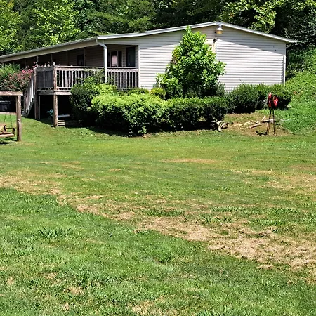 Blue Sky Inn: Pet-Friendly Oasis with Renovated Rooms-3