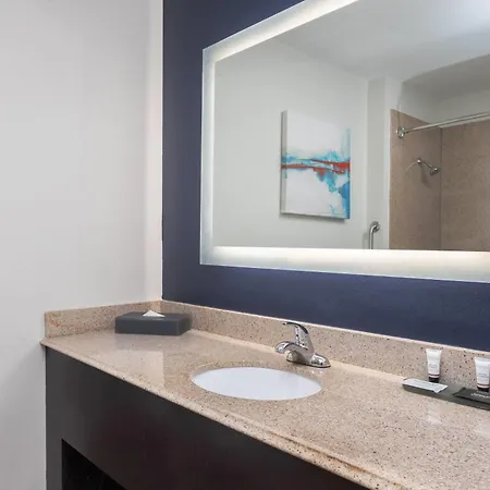 La Quinta Inn And Suites By Wyndham Paris-2