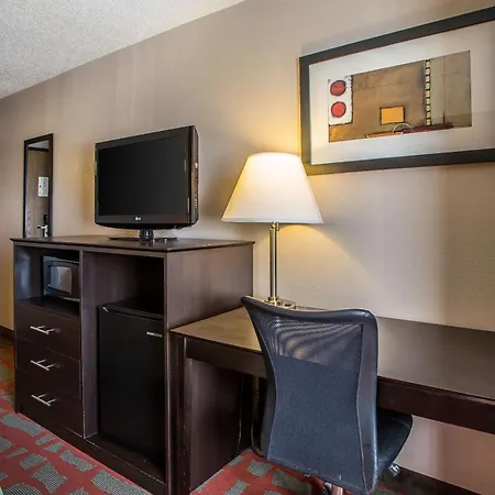 Quality Inn & Suites West Bend-3