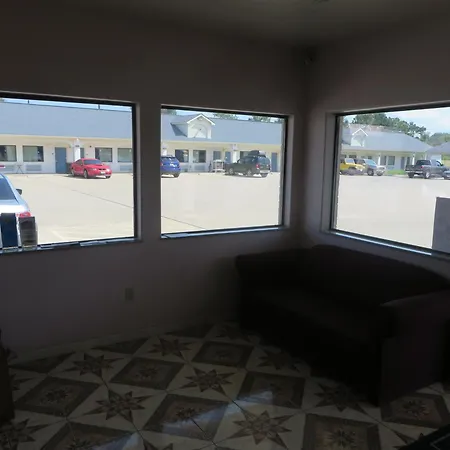 Travelers Inn And Suites Liberty-2