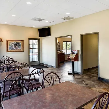 Econo Lodge Inn & Suites Branson Shepherd Of The Hills Expy-2