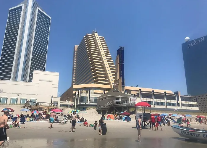 Cozysuites Showboat Modern Beachside Suite