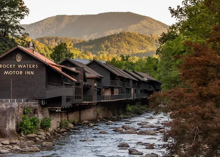 Historic Rocky Waters Inn, A Small Luxury Hotel Gatlinburg