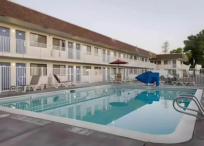 Super 8 By Wyndham Turlock Hotel