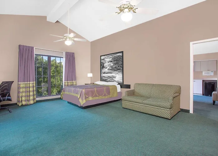 Super 8 By Wyndham Austell/Six Flags