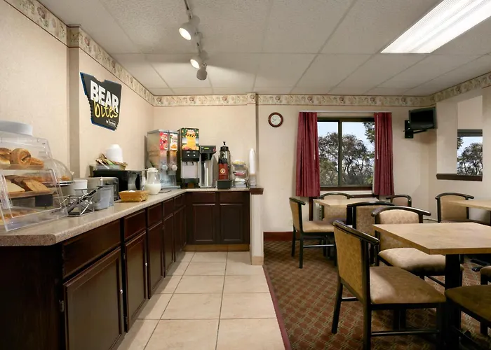 Travelodge By Wyndham Cleveland Lakewood
