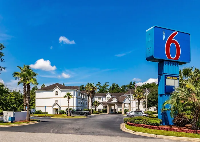 Red Roof Inn Plus+ & Suites Savannah - I-95