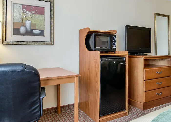 Super 8 By Wyndham Great Bend Hotel