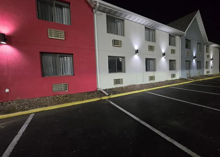 Ramada By Wyndham Effingham Hotel