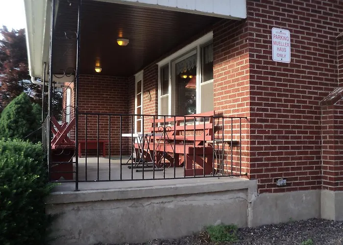 Harbor Haus Inn & Suites